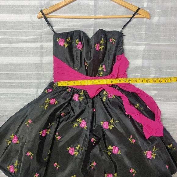 Betsey Johnson EVENING COLLECTION Size 0 Black satin dress with pink embroidered - Picture 9 of 12